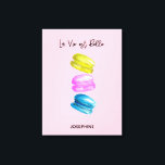 「人生の甘いエッセンスパーソナライズされたフランスのマカロン キャンバスプリント<br><div class="desc">祝Sweet Essence of Lifeのキャンバス・プリントは、水の色が美しいマカロンパーソナライズされた（マカロン）を織り交ぜた絵画りフランスのの「Sweet Essence of Life」を使用。この作品エレガントは、柔らかい黄色、ピンク、青の色合いのマカロンの配列をピンクの背景に合わせ魅力的て、人生の美しいとシンプルさを表現している。「ラ・ヴィエ・エスト・ベル」(Life is Beautiful)という言葉は書、脚本のタイポグラフィとテキスモダントで優雅に表現され、洗練されたtouchが作品に加わる。このキャンバスのプリントは単なる装飾的な作品ではなく、人生の喜びと楽しさを日々思い出させる作品である。贈り物やパーソナライズされた自分の宇宙への特別な追加として完璧な、このキャンバスの印刷カスタマイズは、名前や特別なメッセージを含むことができユニークて、意味のある形見を作る。人生の美しいと甘さを誰かに思い出させる理想的な方法である。</div>