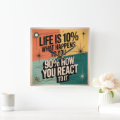 人生はあなたに何が起こるかで決まる10%とそれにどう反応するかで決まる90%でできている スクエア壁時計 (ホーム)