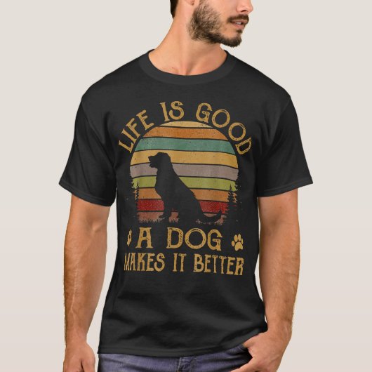 人生はおもしろい善い、犬は良い Tシャツ (正面)
