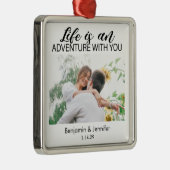 人生はカップルの写真カスタムとの冒険だ メタルオーナメント (右)