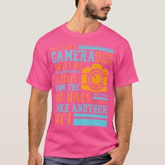 人生はカメラのようなもの 大切なことに焦点を当てよう フォト Tシャツ