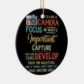 人生はカメラのように重要なことに焦点を当てる セラミックオーナメント (右)