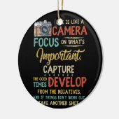 人生はカメラのように重要なことに焦点を当てる セラミックオーナメント (左)