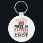 人生はカメラカメラマンの引用文 キーホルダー<br><div class="desc">人生はカメラのようなものだ。大切なことに集中しなさい。良い時を捉えろ。写真感動的者のやる気を起こさせる引用文デザイン。写真カッコいいクラブのメンバーのことわざとスローガンタイポグラフィ商品の写真を撮ることを好む人のために。ヴィンテージと動揺してデザインどこでもカメラとレン運ズを持つアマチュアまたはプロフェッショナルフォトグラファーのための。兄素晴らし兄、妹、母、父、友人、叔母と叔父のためのクリスマスプレゼントと誕生日プレゼント。背景色はカスタマイズ好みの色にできる。</div>