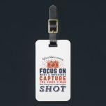 人生はカメラカメラマンの引用文 ラゲッジタグ<br><div class="desc">人生はカメラのようなものだ。大切なことに集中しなさい。良い時を捉えろ。写真感動的者のやる気を起こさせる引用文デザイン。写真カッコいいクラブのメンバーのことわざとスローガンタイポグラフィ商品の写真を撮ることを好む人のために。ヴィンテージと動揺してデザインどこでもカメラとレン運ズを持つアマチュアまたはプロフェッショナルフォトグラファーのための。兄素晴らし兄、妹、母、父、友人、叔母と叔父のためのクリスマスプレゼントと誕生日プレゼント。背景色はカスタマイズ好みの色にできる。</div>