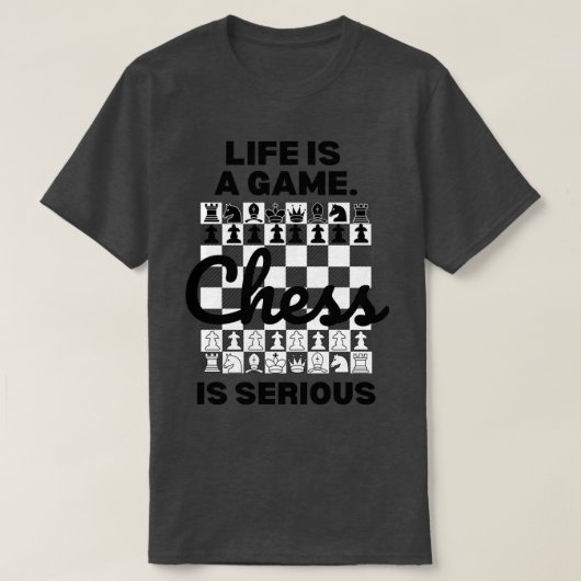 人生はゲームチェスは深刻なチェスの恋人である Tシャツ (デザイン正面)