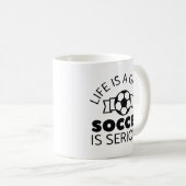 人生はゲーム サッカーは真剣 コーヒーマグカップ (正面右)