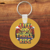 人生はスリルに乗るキーチェーン – アドベンチャー愛好家 キーホルダー (正面)