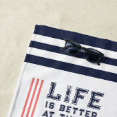 人生はセーリングボート湖の家族の名前でより良い ビーチタオル (インサイチュ)