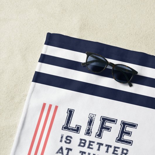 人生はセーリングボート湖の家族の名前でより良い ビーチタオル (インサイチュ)