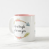 人生はタフな水色のフローラ矢印やる気を起こさせる ツートーンマグカップ (正面左)