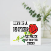 人生はバラのベッドで刺し穴を見張る ポストカード (スタンド正面)