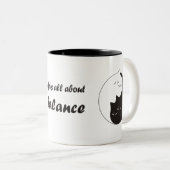 人生はバランスのとれた猫の陰陽 ツートーンマグカップ (正面右)