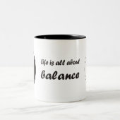 人生はバランスのとれた猫の陰陽 ツートーンマグカップ (中央)