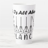 人生はバランスのインスピレーションやる気を起こさせるだ カフェラテマグ (正面)