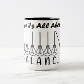 人生はバランスのインスピレーションやる気を起こさせるだ ツートーンマグカップ (中央)