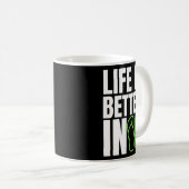 人生はビーチサンダルで良い夏のビーチ服 コーヒーマグカップ (正面右)