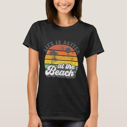 人生はビーチレトロ夏休みでより良い Tシャツ (正面)