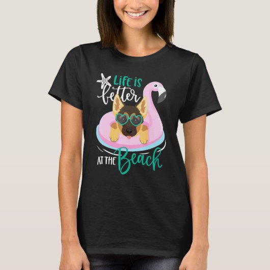 人生はビーチ犬ドイツの羊飼いのほうが良い Tシャツ (正面)