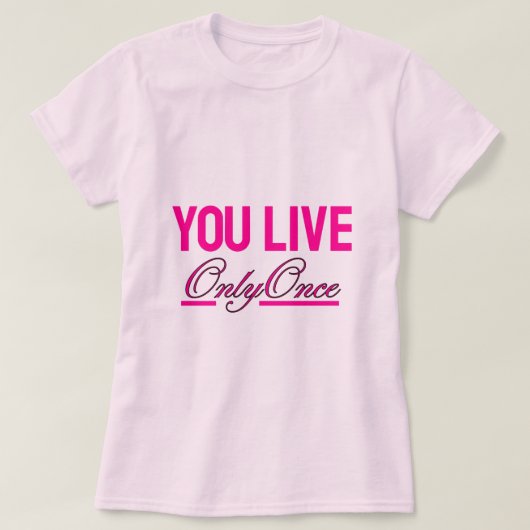 人生は一度きり ピンクTシャツ Tシャツ (デザイン正面)