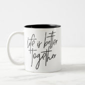 人生は一緒に手で黒いモダンより良い ツートーンマグカップ (左)