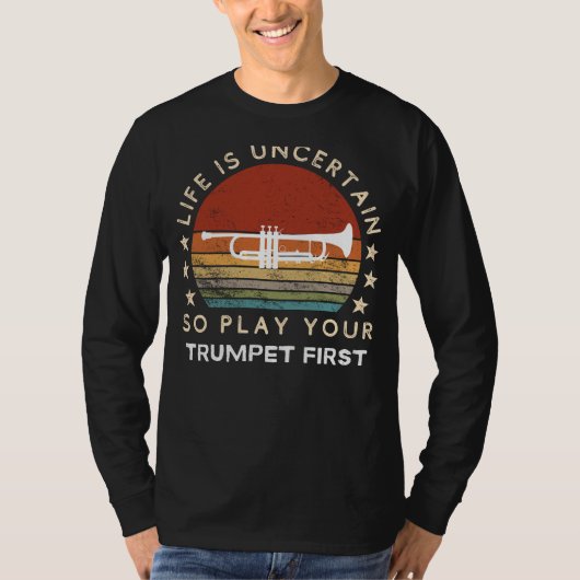 人生は不確か トランペットを最初に Funny Tee Tシャツ (正面)