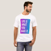 人生は何を焼くかである Tシャツ (正面フル)