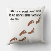 人生は信頼できない車での魂のロードトリップである クッション (裏面)