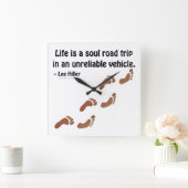 人生は信頼できない車での魂のロードトリップである スクエア壁時計 (ホーム)