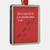 人生は信頼できない車での魂のロードトリップである メタルオーナメント (右)