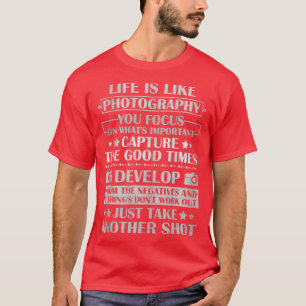人生は写真家の恋人カメラのようなものだ Tシャツ