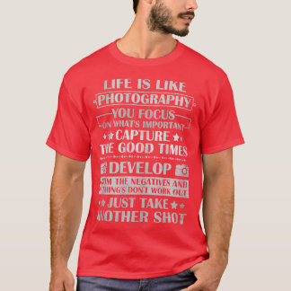 人生は写真家の恋人カメラのようなものだ Tシャツ