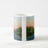 人生は厳しいけどコーヒーのマグも コーヒーマグカップ (中央)