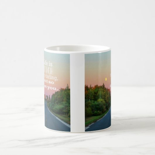 人生は厳しいけどコーヒーのマグも コーヒーマグカップ (中央)