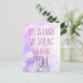 人生は厳しい – 紫の《写真》ぼけ味感動的引用文 ポストカード (スタンド正面)