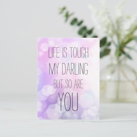 人生は厳しい – 紫の《写真》ぼけ味感動的引用文 ポストカード (スタンド正面)