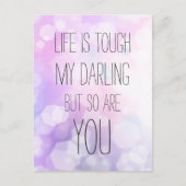 人生は厳しい – 紫の《写真》ぼけ味感動的引用文 ポストカード (正面)