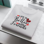 人生は友達と良い、黒いタイポグラフィ Tシャツ<br><div class="desc">人生は友達と良いブラックスクリプモダンタイポグラフィと赤いハート。</div>