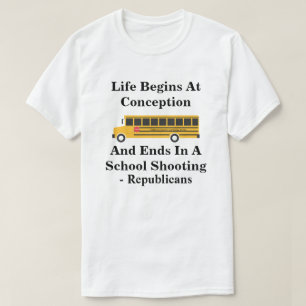 人生は受胎から始まる – 学校射撃、 発砲で終わる Tシャツ