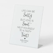 人生は塩辛くてもよいが愛は甘い兆し 台座サイン (正面)