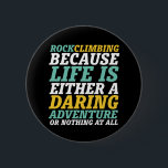 人生は大胆なアドベンチャーロック登山引用文 缶バッジ<br><div class="desc">山感動的登り、登山、ハイキングまたは屋内ロック登山を愛する人のためのデザイン。岩カッコいい登やる気を起こさせる場、ハイカー、そして誰もが外に出る商品。冒険を愛する人のために完璧な、野外活動の荒野で。お父素晴らし様、パパ、夫、彼氏、叔父、友人や同僚のためのクリスマスプレゼントと誕生日プレゼント。</div>