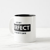 人生は完璧ではないが、あなたの服装は ツートーンマグカップ (正面左)