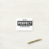 人生は完璧ではないが、あなたの服装は ポストイット (デスク上)