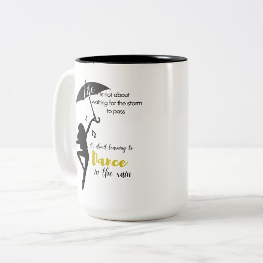 人生は嵐が去るのを待つためのものではない ツートーンマグカップ (正面左)