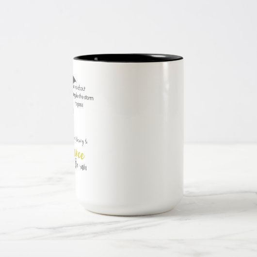 人生は嵐が去るのを待つためのものではない ツートーンマグカップ (中央)