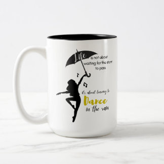 人生は嵐が去るのを待つためのものではない ツートーンマグカップ