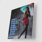 人生は嵐が通過するのを待つためのものではない スクエア壁時計 (傾斜)