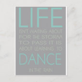 人生は嵐が通過するのを待つためのものではない ポストカード (正面)
