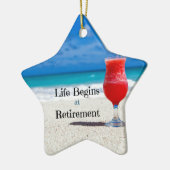 人生は引退から始まり、ビーチで飲霜の降りたむ セラミックオーナメント (左)