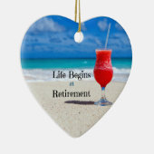 人生は引退から始まり、ビーチで飲霜の降りたむ セラミックオーナメント (右)